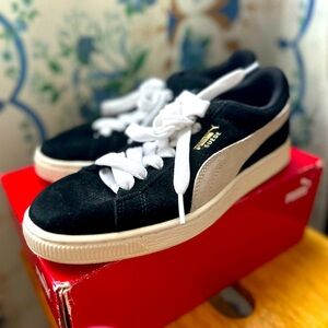 Black Puma Suede Sneakers; Size 7